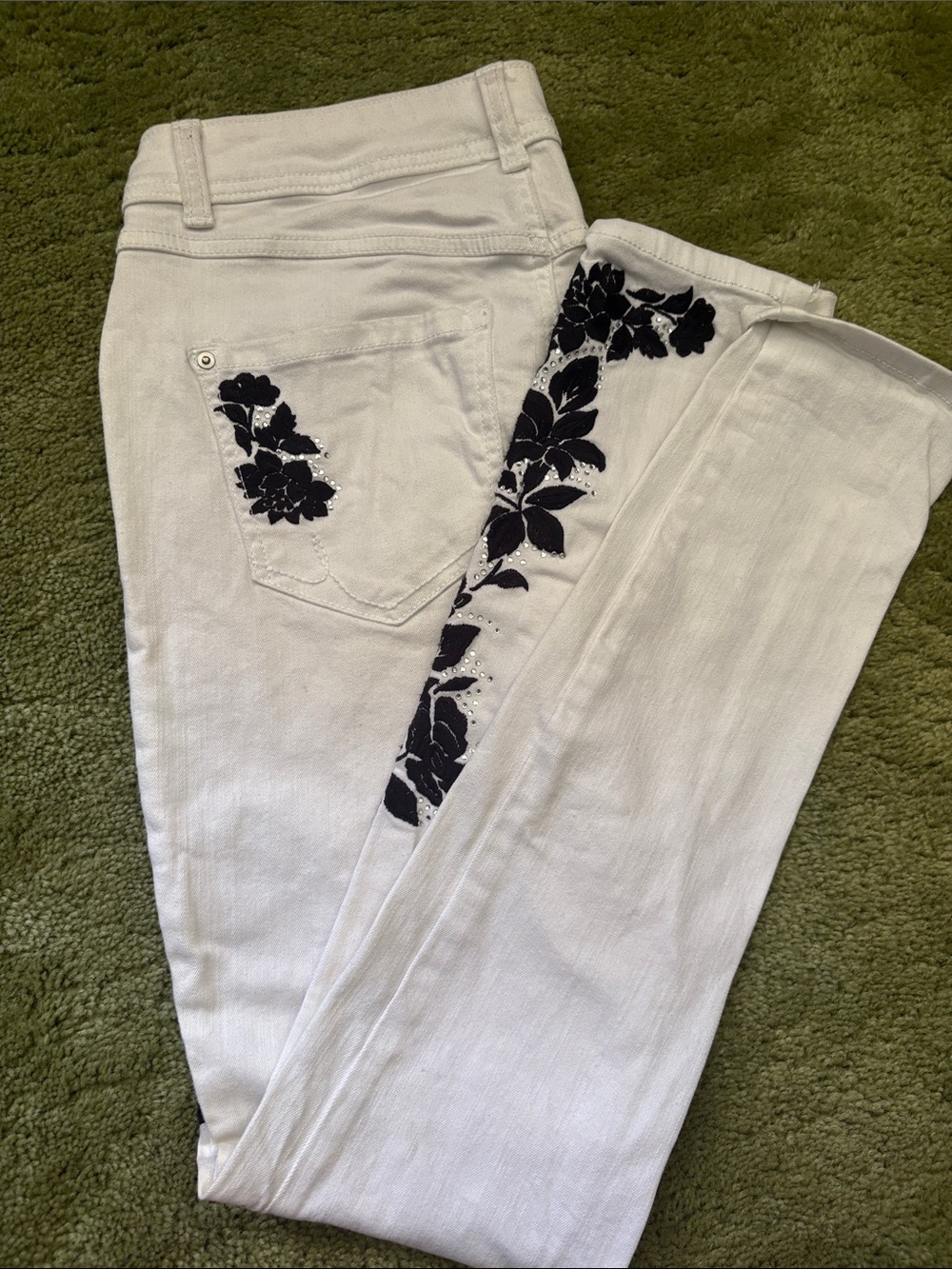 White denim pants